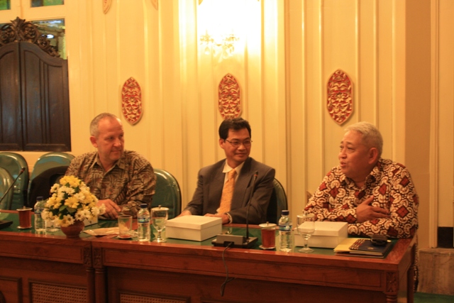 Dari kiri: Sekdaprov DIY, Dekan Fisipol UMY dan Direktur CGG saat penandatanganan MoU di Gedung Kepatihan Yogyakarta Jumat (15/04)