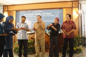 _MG_0990 Wakil Ketua MTCC, Mutia Hariati menyematkan cincin komitmen sebagai pejuang anti rokok kepada para pembicara. Dari Kiri ke kanan: Mantan Walikota Yogyakarta Herry Zudianto, Mantan Ketua IDI dr Kuntoro Mohammad, penulis buku Mardiyah Chamim, dan moderator acara Octo Lampito.