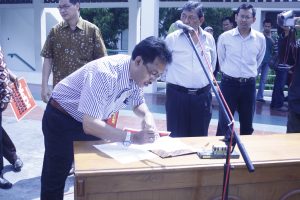 Afnan Hadikusuma seorang anggota DPD membubuhkan tandatangan sebagai bukti dukungan