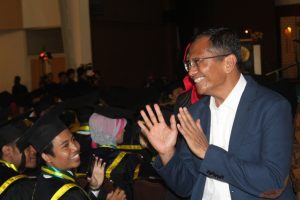 Dahlan Iskan Menyapa Wisudawan