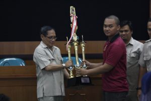 persembahan piala peringkat lima untuk univ.