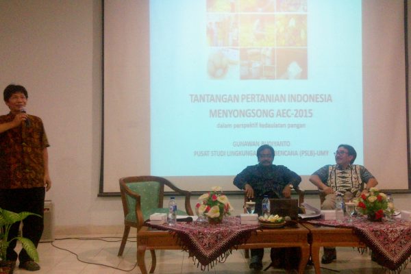 Wakil Rektor I UMY, Dr. Gunawan Budiyanto Membuka Acara Seminar Nasional "Pertanian Indonesia Menghadapi AEC 2015