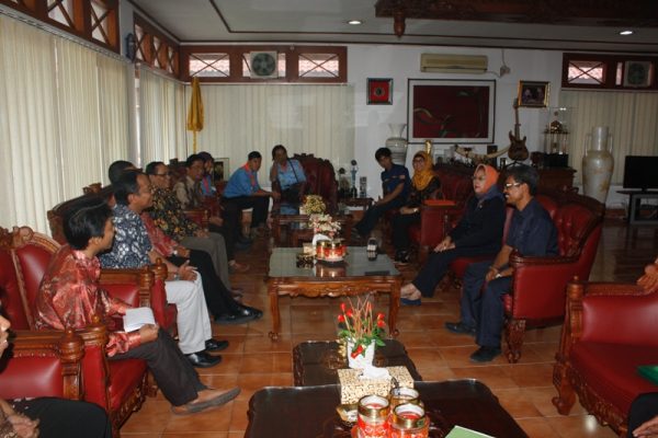 Panitia Komurindo berdialog dengan Bupati Bantul, Kamis (7/5).