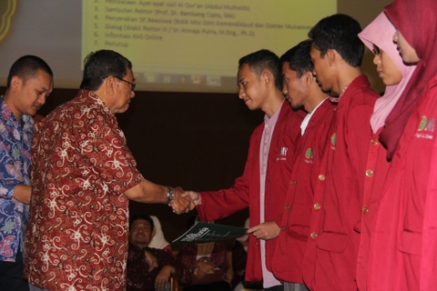 Wakil Badan Pembina Harian (BPH) UMY, Ir. H.M. Dasron Hamid, M.Sc menyerahkan SK beasiswa pendidikan dokter kepada mahasiswa baru UMY.