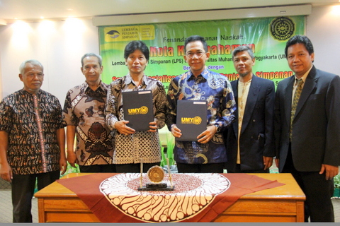 Wakil Rektor I UMY, Dr. Gunawan Budiyanto bersama dengan Direktur Eksekutif Administrasi dan Sistem Informasi LPS, R. Budi Santoso seusai penandatanganan MoU
