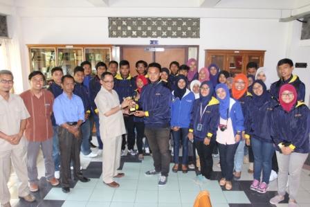 Tim Drum Corps UMY Menyerahkan Piala Kepada Rektor UMY, Prof Bambang Cipto