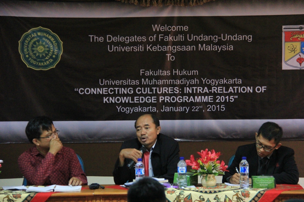 Nasrullah, SH, S.Ag., MCL, (kiri) Martinus Sardi, Drs., M.A., Ph.D (tengah) saat menyampaikan materi Hukum Hak Asasi Manusia di Indonesia, di hadapan 18 Mahasiswa Fakulti Undang-Undang Universitas Kebangsaan Malaysia