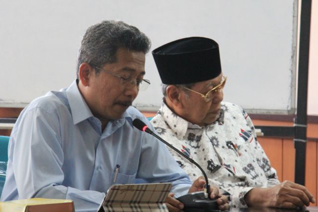 Drs. Gita Danupranata, M.M, saat membuka acara pelepasan Jamaah Umroh Keluarga Besar UMY di AR. Fachruddin A Lt 5 UMY