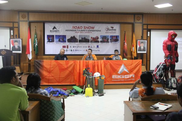 (Dari kiri ke kanan) Galih Dori Kora, Ardesir Ya​ftebbi dan Nurhuda saat menjadi pembicara dalam acara road show Indonesia 7 Summits Expedition. 